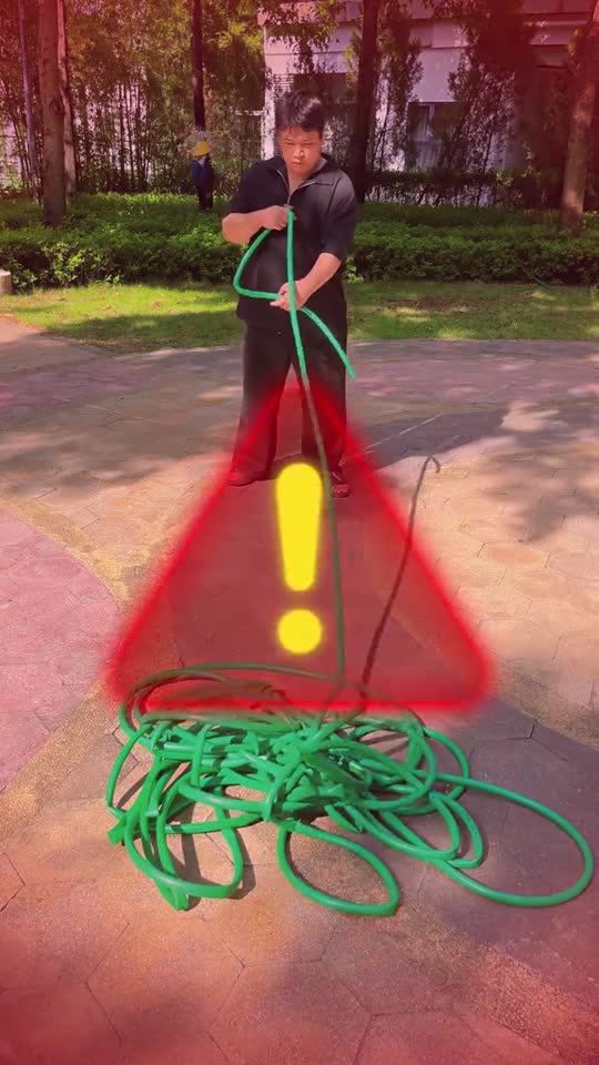 Dây tưới thường rối thành đống giữa sân